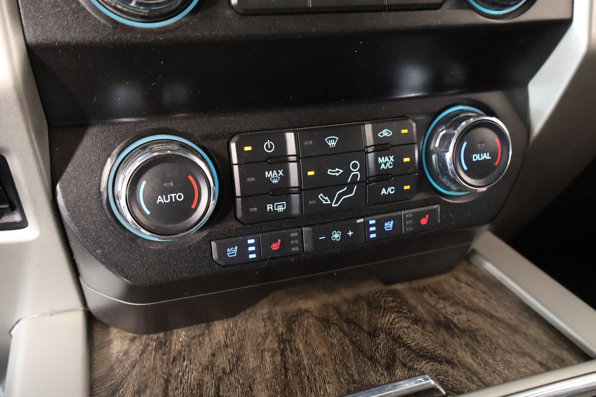 Used 2019 Ford F350 Lariat w/ Chrome Package image 8