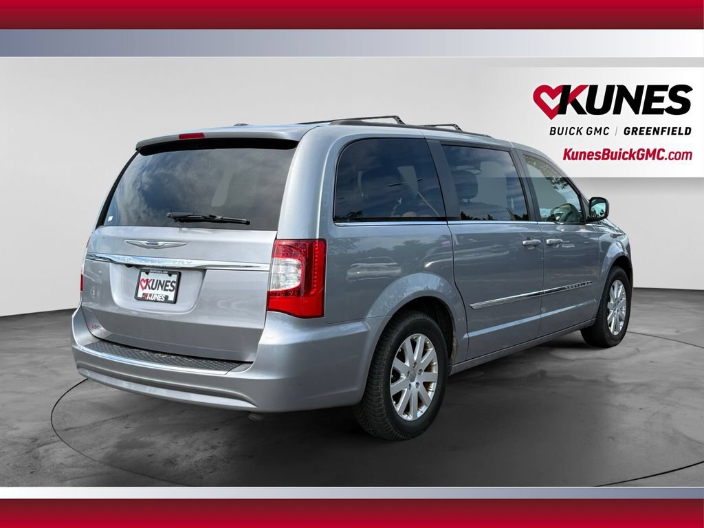 Used 2014 Chrysler Town & Country Touring FWD image 9
