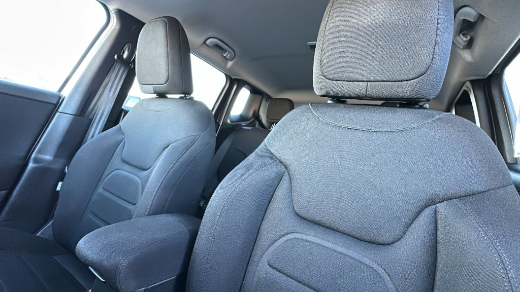 Used 2018 Jeep Renegade Latitude w/ Popular Equipment Group image 11