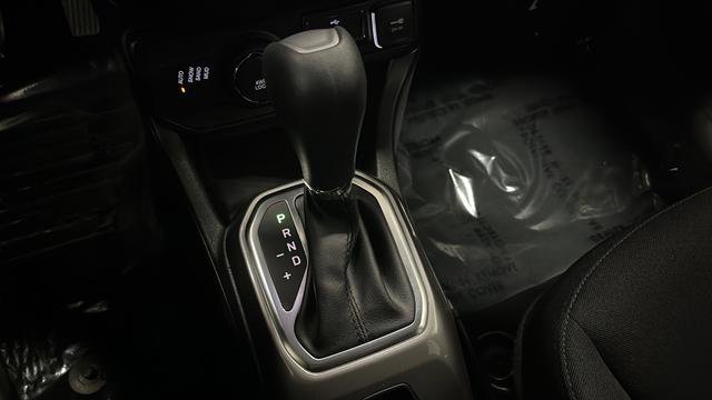 Used 2022 Jeep Renegade Latitude AWD/4WD image 18