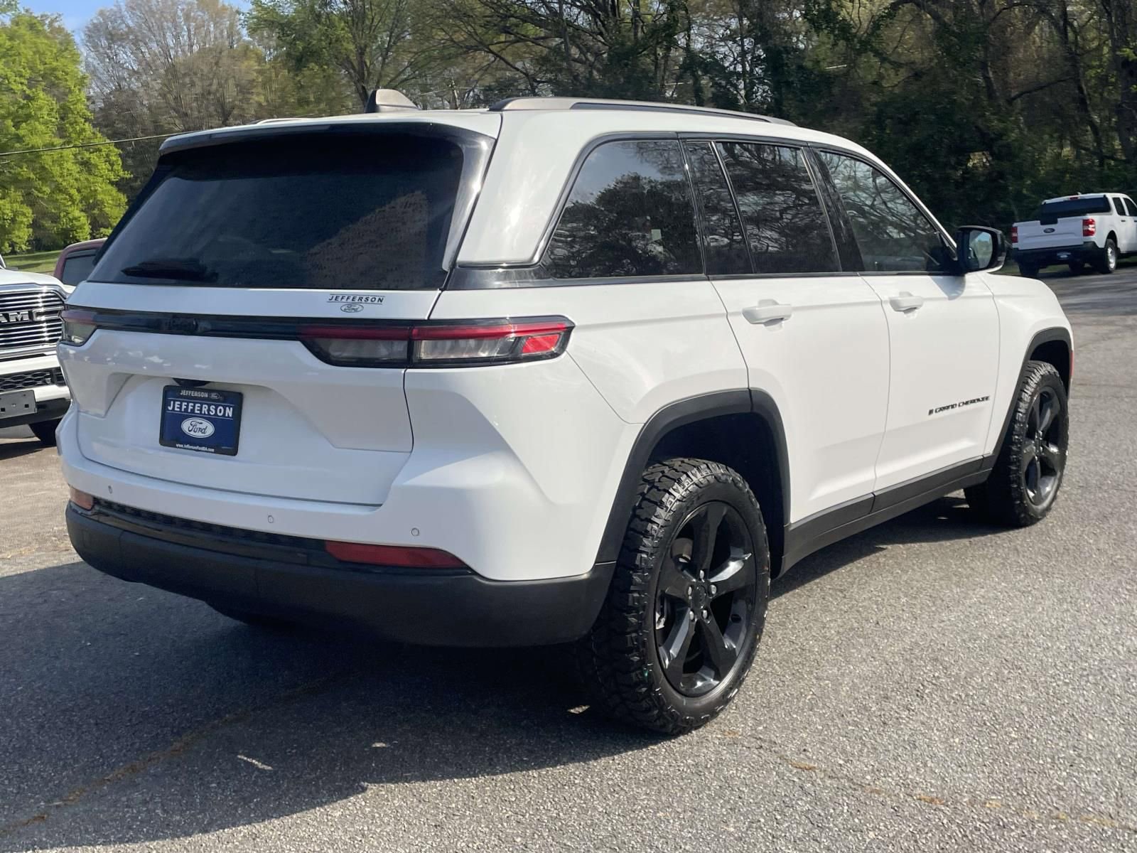 Used 2024 Jeep Grand Cherokee Altitude image 3