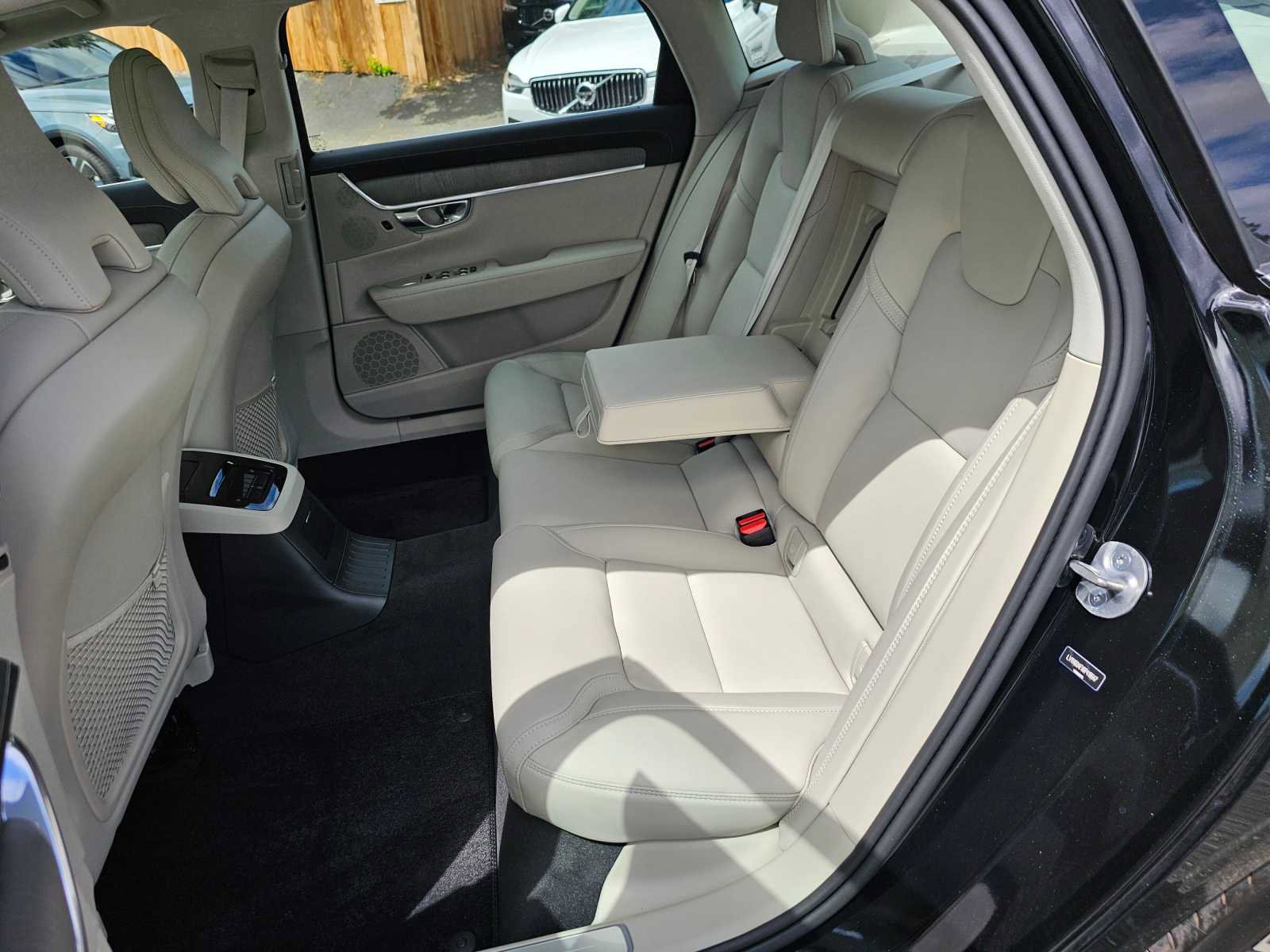 Used 2024 Volvo S90 T8 Ultimate image 16