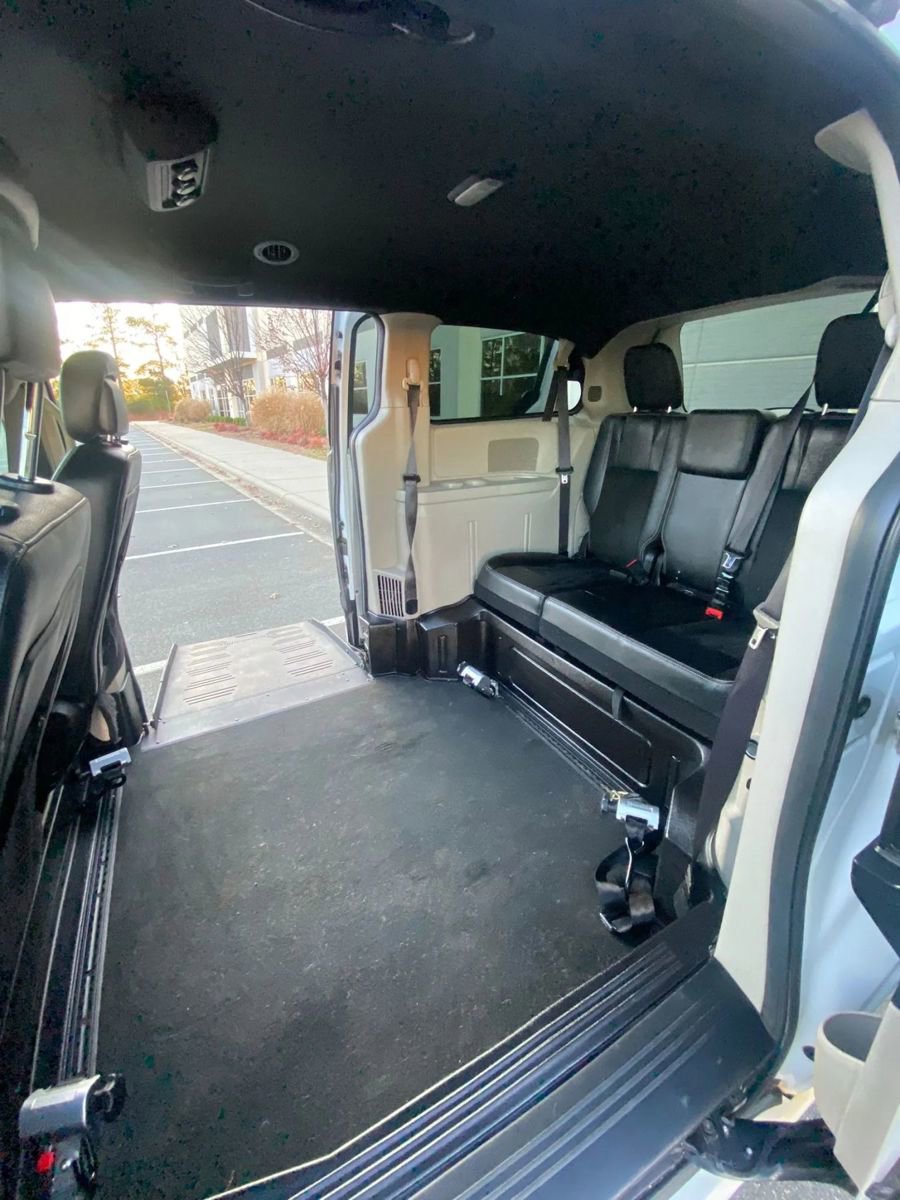 Used 2017 Dodge Grand Caravan SXT image 4