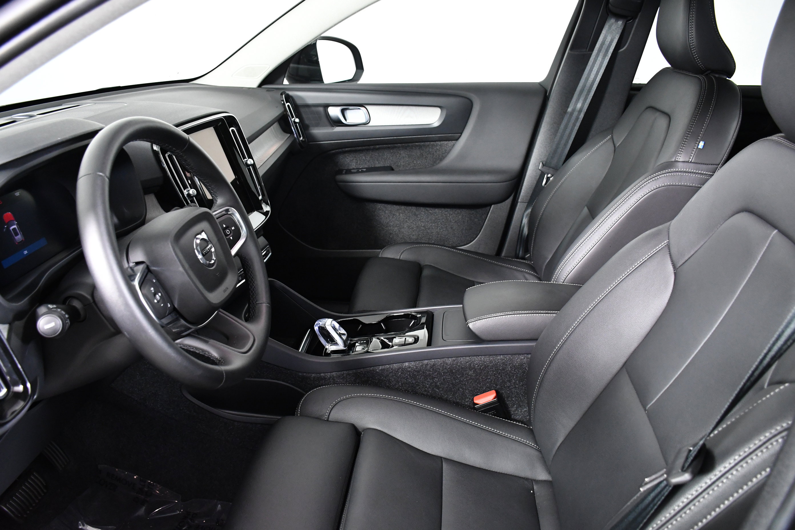 Used 2025 Volvo XC40 B5 Plus image 19