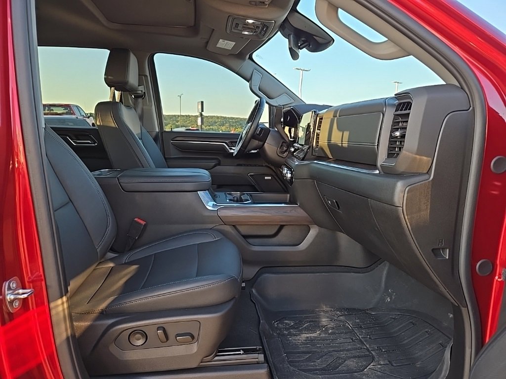 Used 2024 GMC Sierra 2500 SLT w/ SLT Premium Package image 32