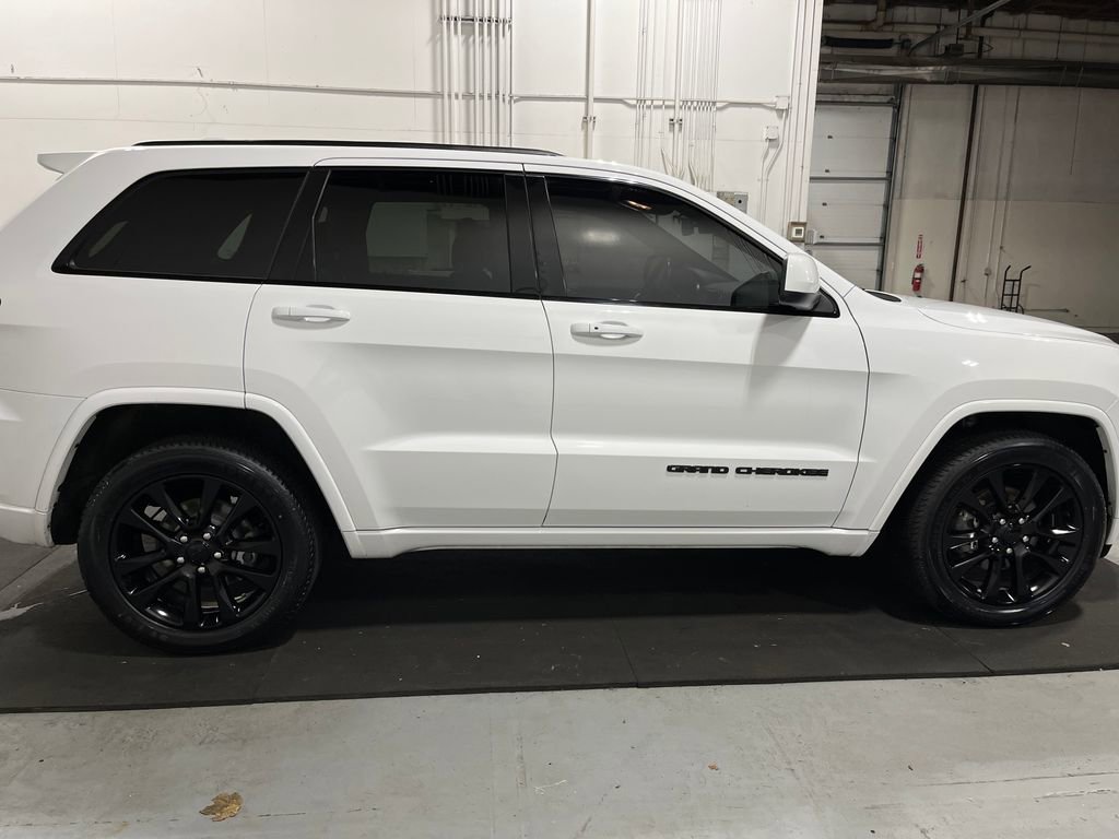 Used 2019 Jeep Grand Cherokee Altitude image 9