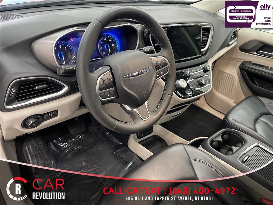 Used 2023 Chrysler Pacifica Touring-L FWD image 13