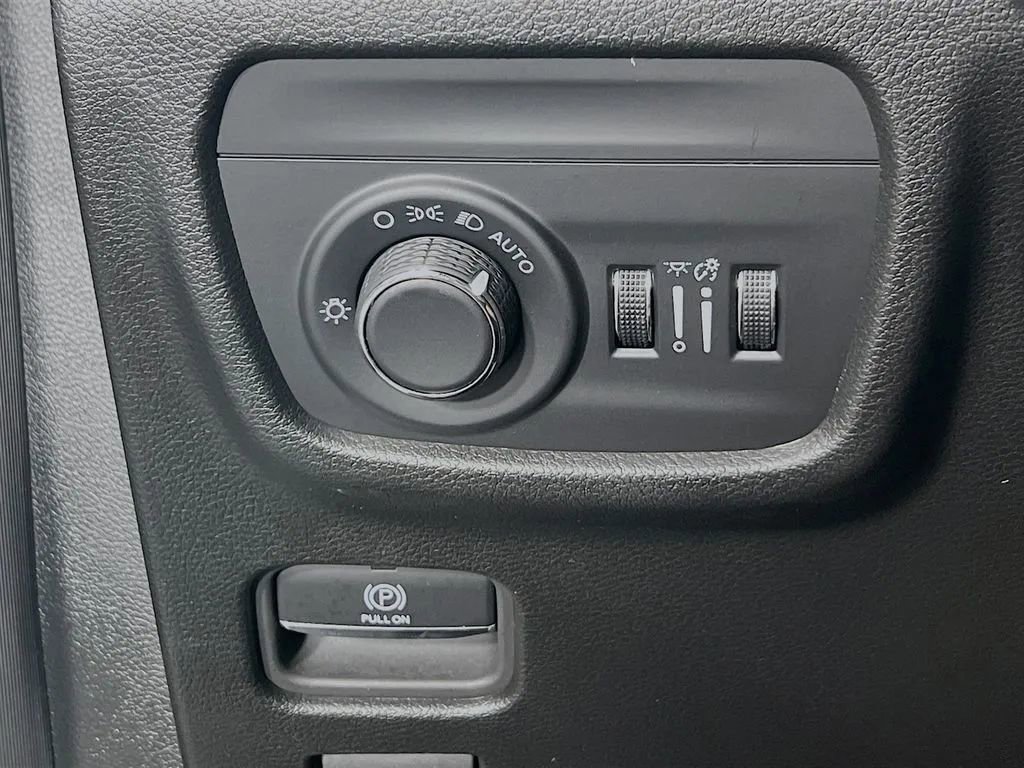 Used 2024 Jeep Grand Cherokee Altitude AWD/4WD image 11