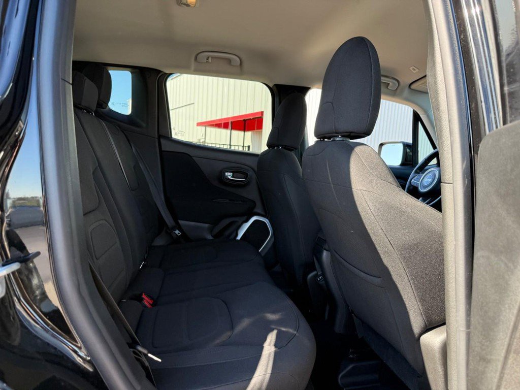 Used 2018 Jeep Renegade Latitude w/ Cold Weather Group AWD/4WD image 13