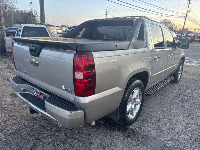 Used 2008 Chevrolet Avalanche LTZ AWD/4WD image 6