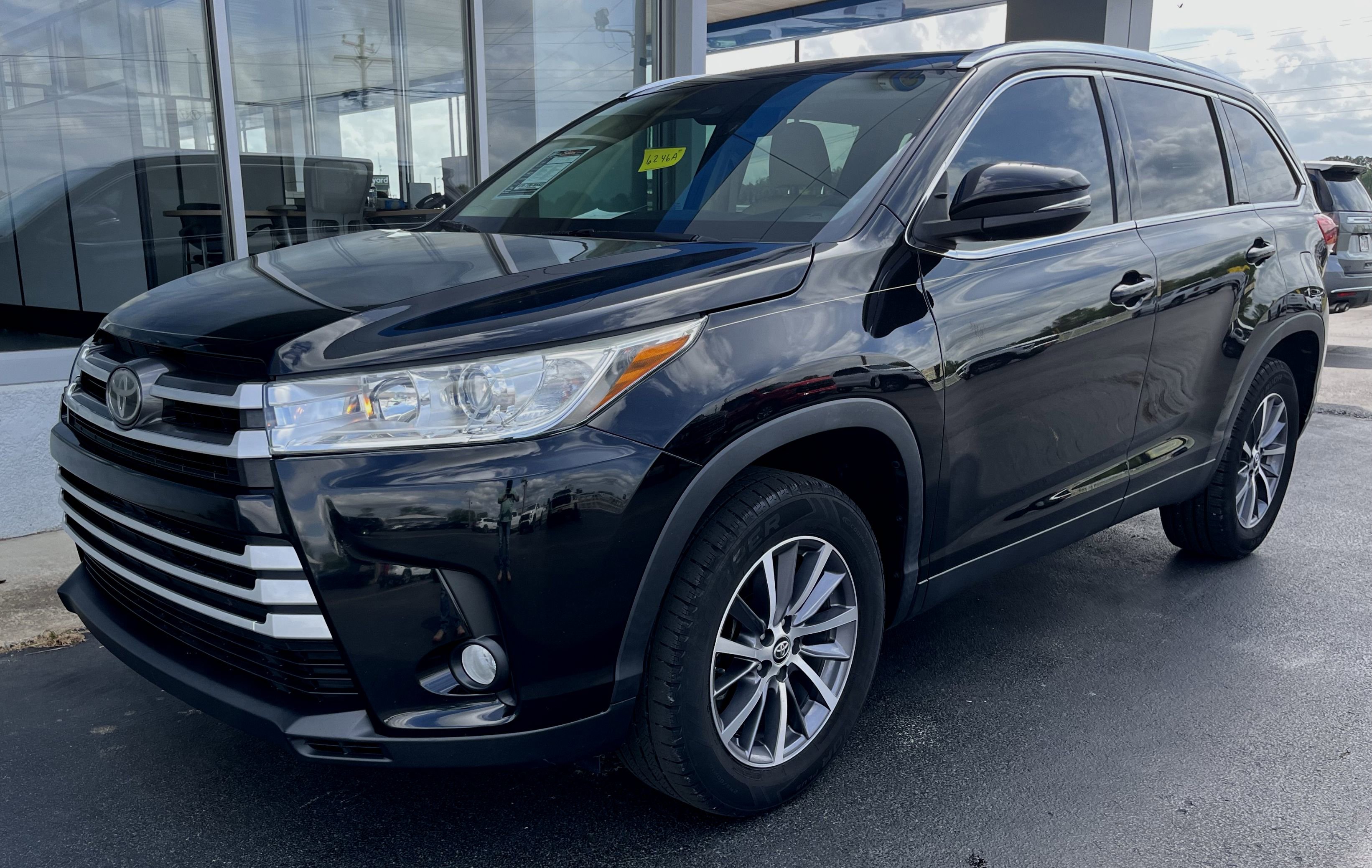 Used 2019 Toyota Highlander XLE FWD image 1