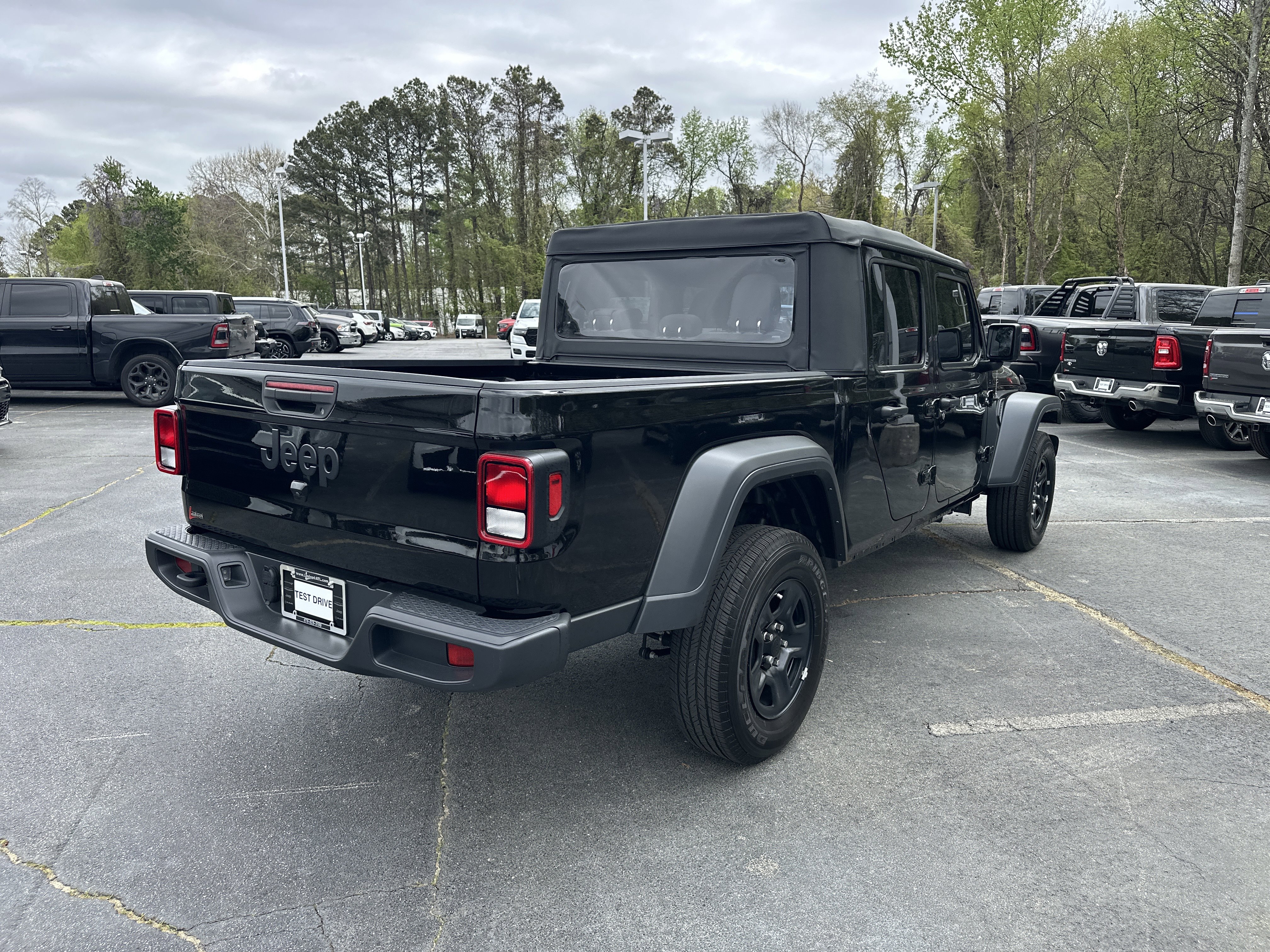Used 2023 Jeep Gladiator Sport image 9