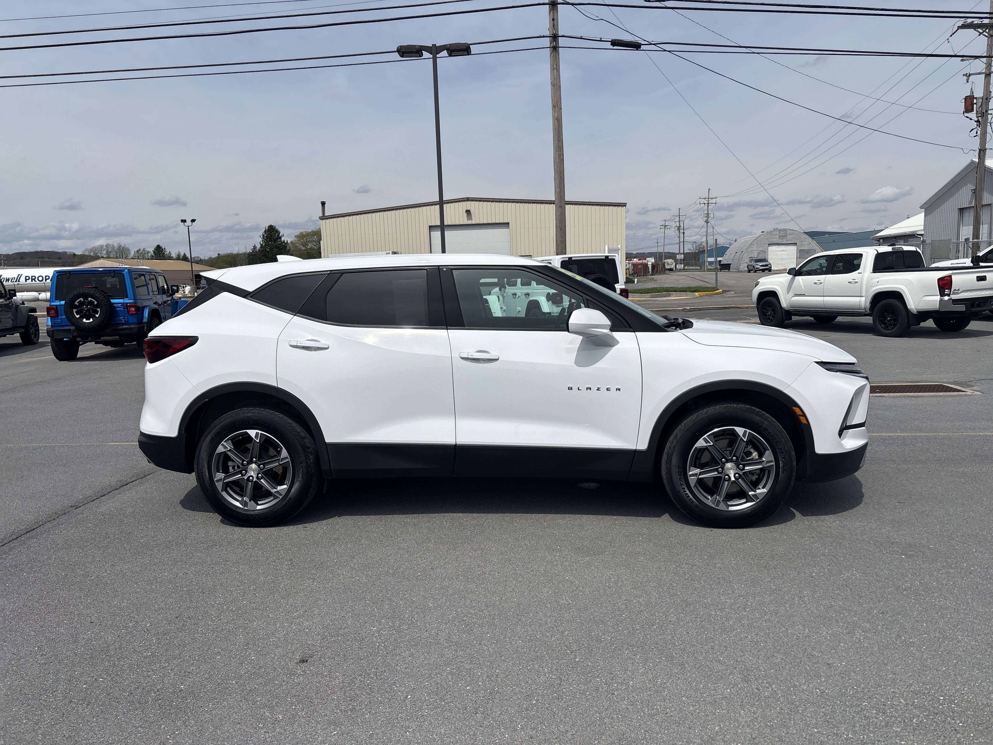 Used 2025 Chevrolet Blazer LT AWD/4WD image 2