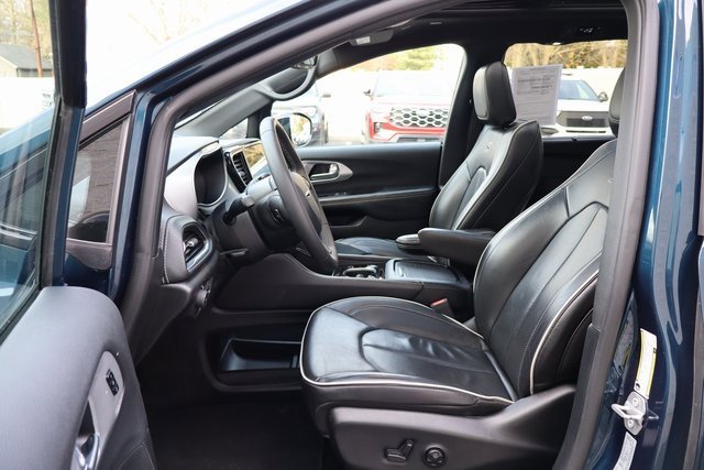 Used 2025 Chrysler Pacifica Limited image 19