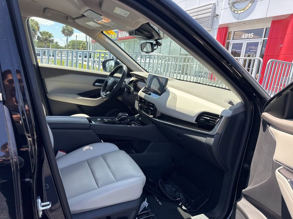 Used 2025 Nissan Rogue SL FWD image 12