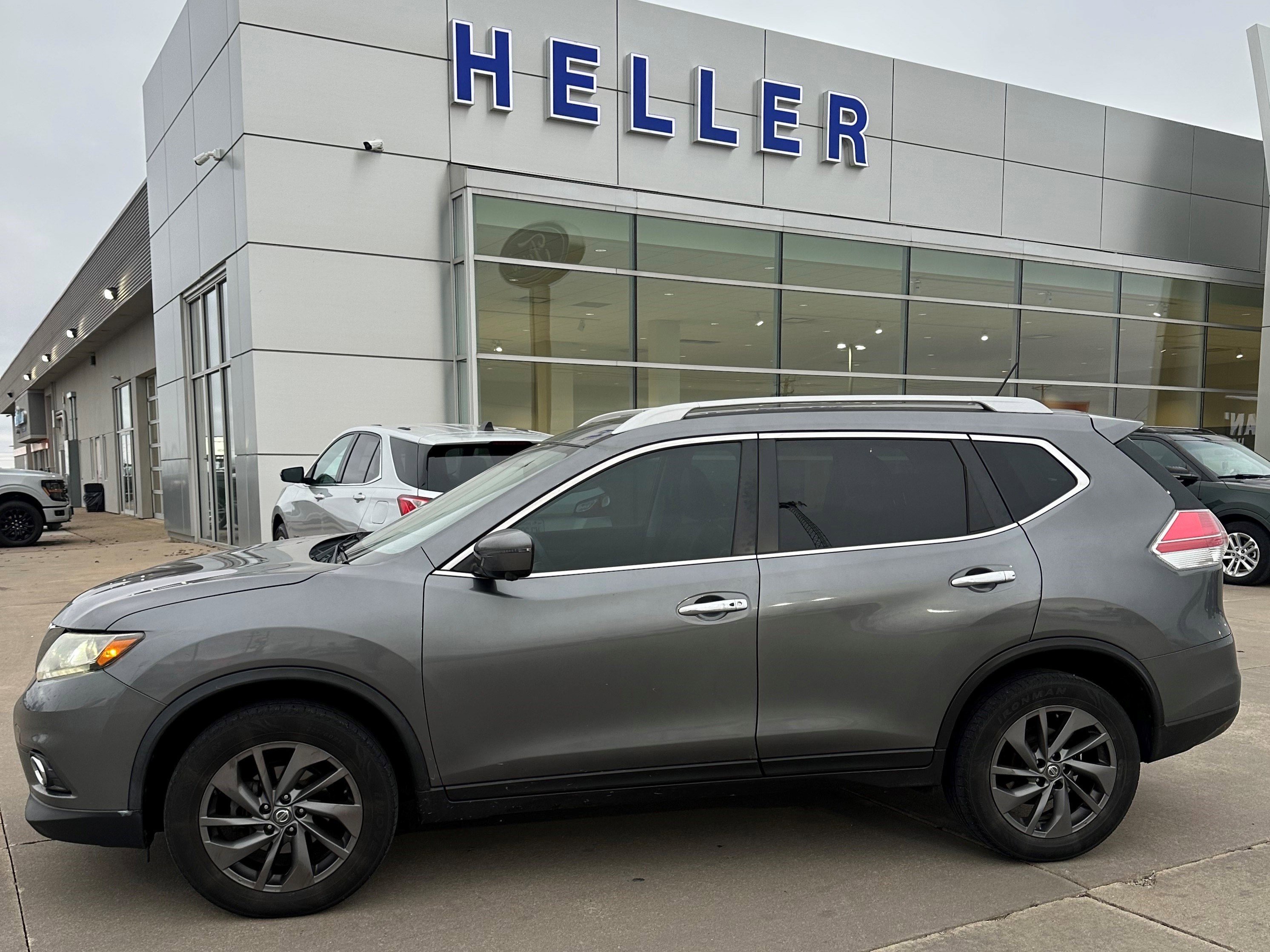 Used 2016 Nissan Rogue SL w/ SL Premium Package image 3