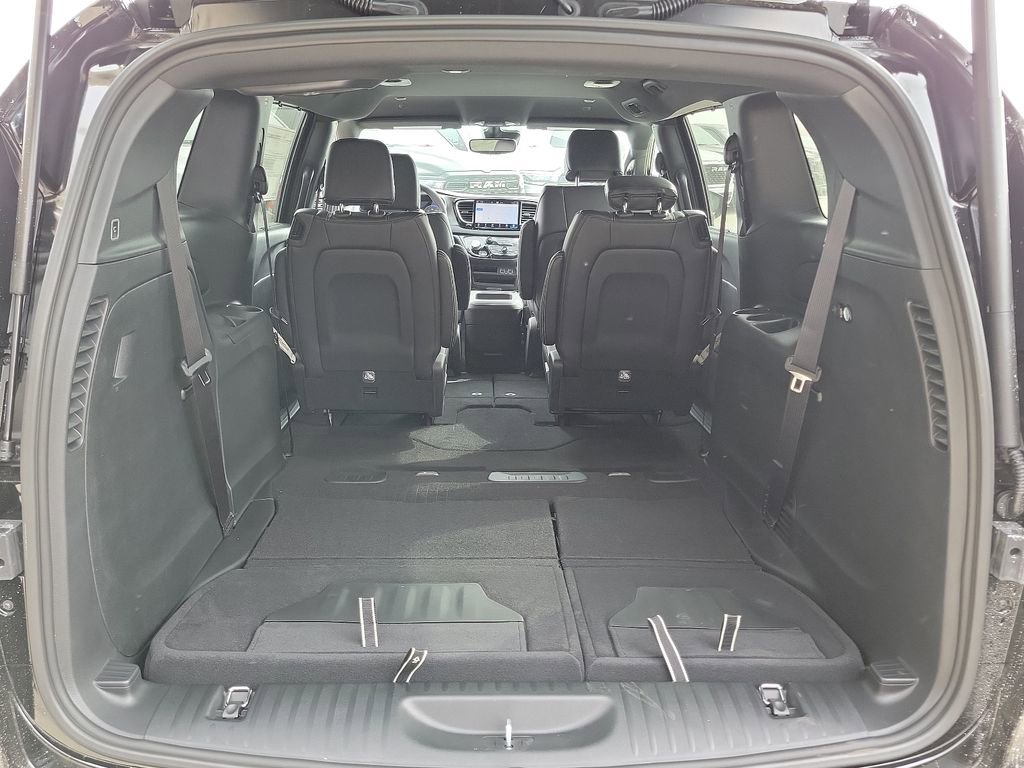 New 2025 Chrysler Voyager LX image 11