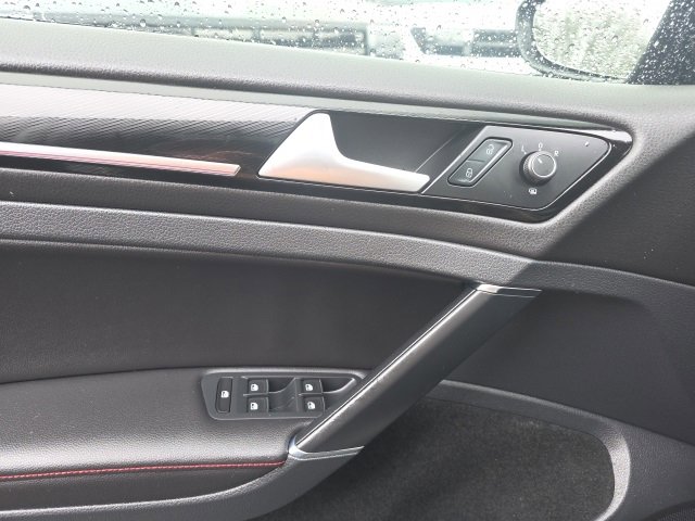 Used 2017 Volkswagen GTI SE image 10