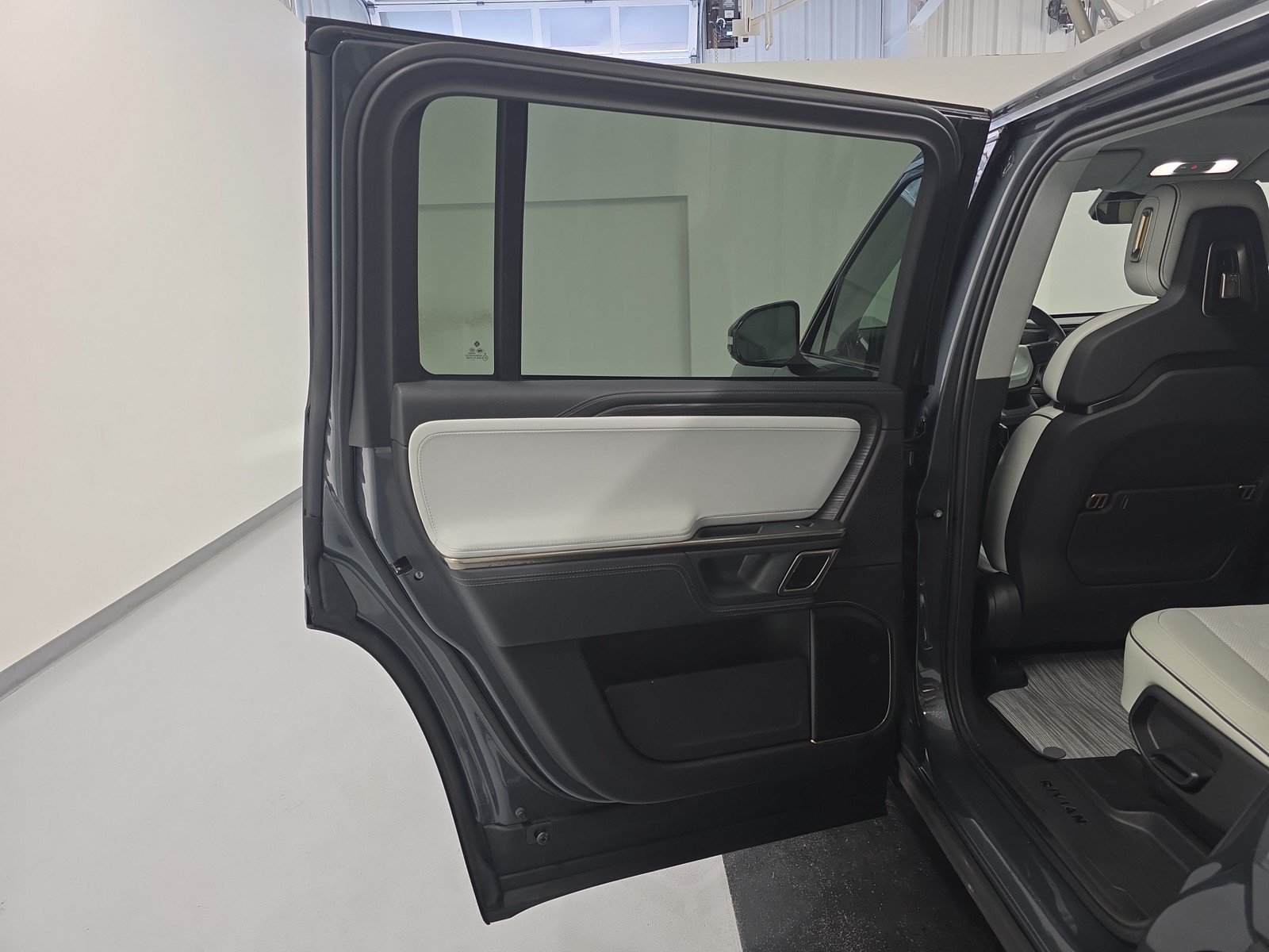 Used 2024 Rivian R1S Adventure AWD/4WD image 17