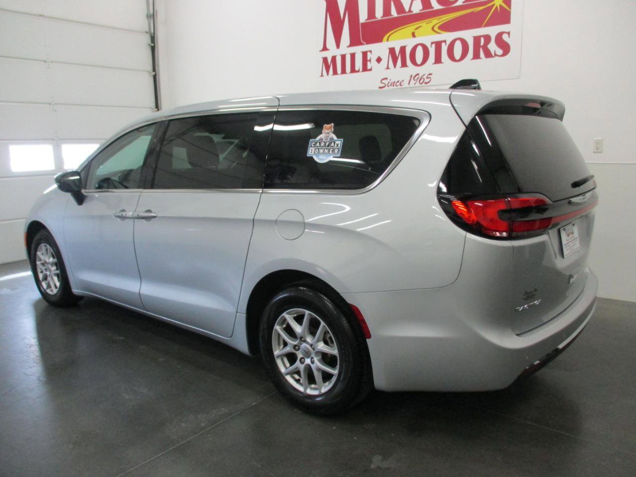 Used 2024 Chrysler Pacifica Touring-L image 4