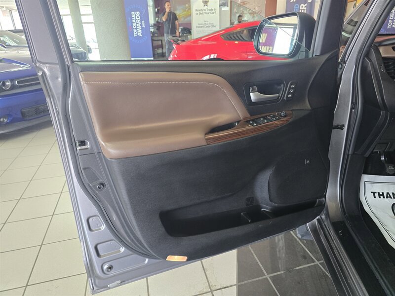 Used 2017 Toyota Sienna Limited Premium w/ Advanced Technology Package image 7