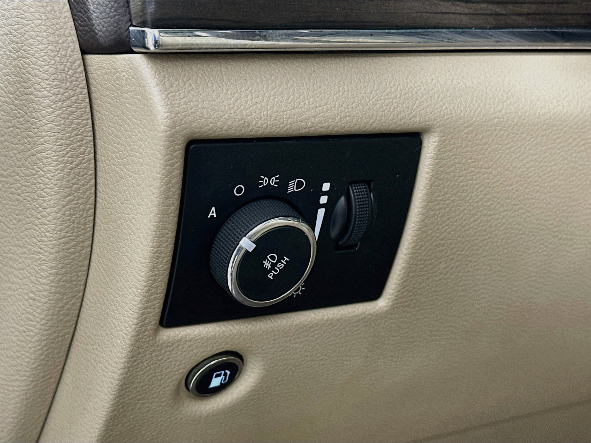 Used 2017 Jeep Grand Cherokee Overland AWD/4WD image 10
