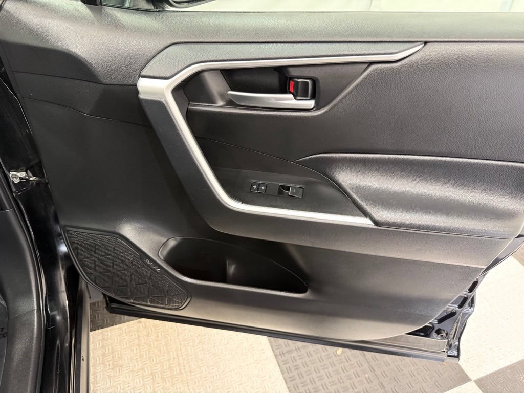 Used 2025 Toyota RAV4 XLE FWD image 21