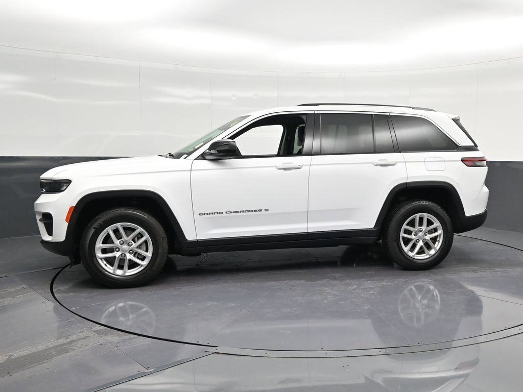 Used 2023 Jeep Grand Cherokee Laredo AWD/4WD image 7