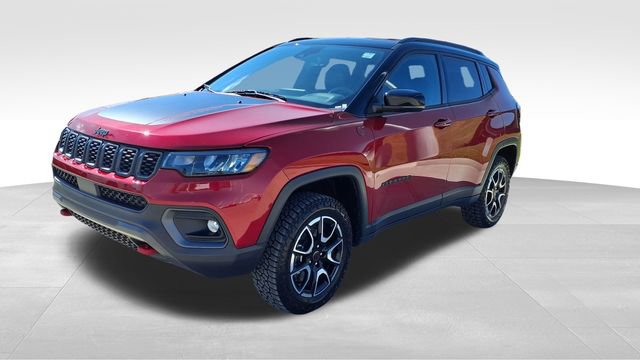 Used 2025 Jeep Compass Trailhawk image 3