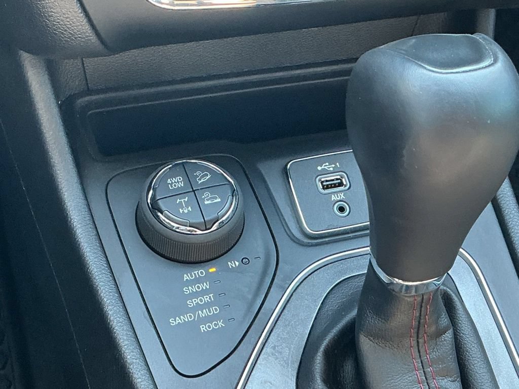 Used 2020 Jeep Cherokee Trailhawk AWD/4WD image 35