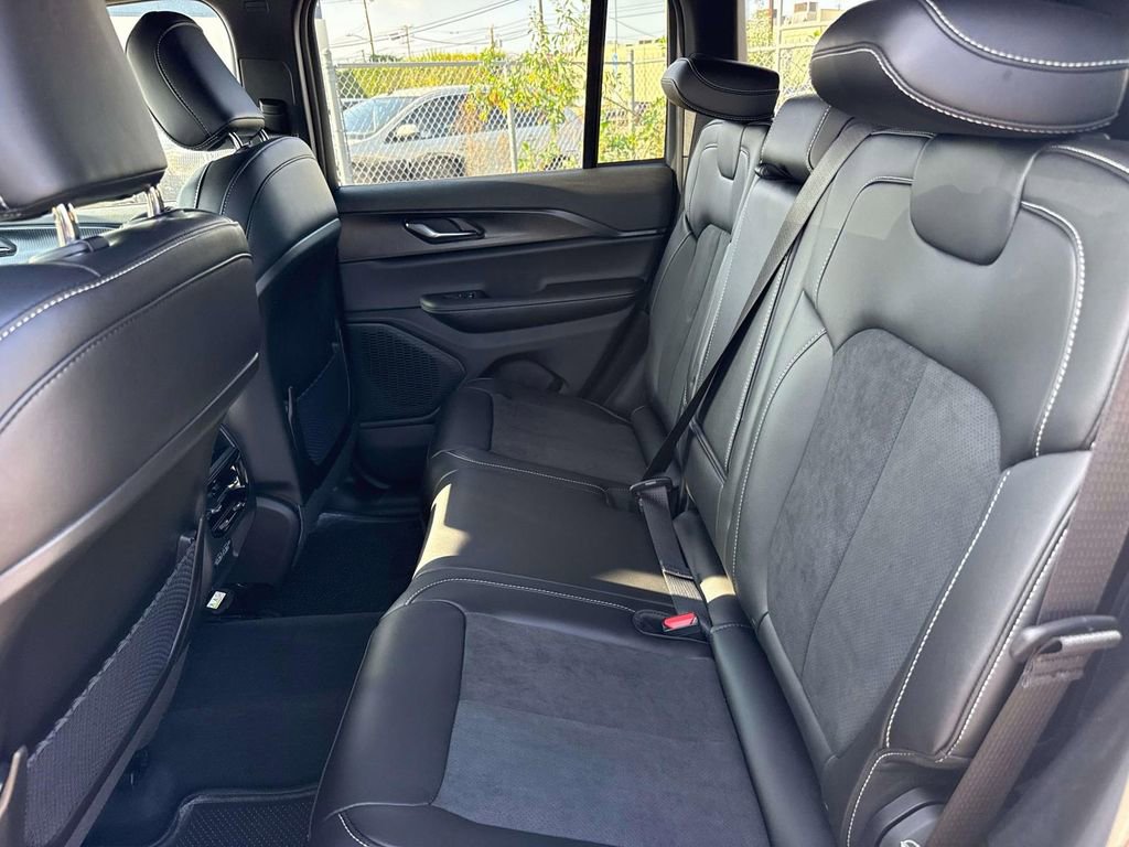 New 2025 Jeep Grand Cherokee Altitude image 9