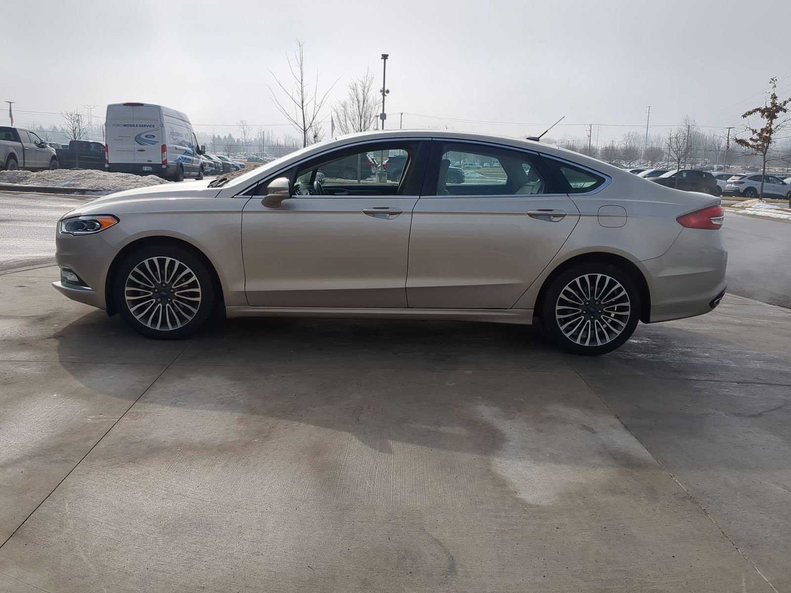 Used 2017 Ford Fusion SE image 3
