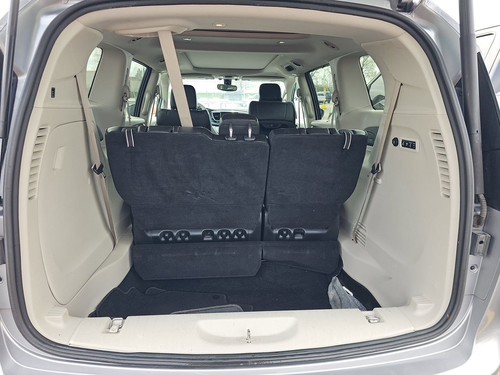 Used 2020 Chrysler Pacifica Limited image 22