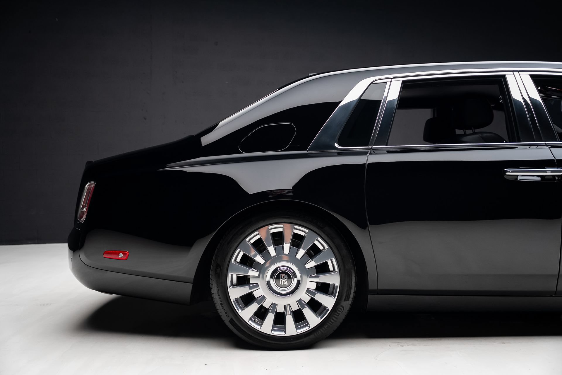 Used 2023 Rolls-Royce Phantom Sedan w/ The Phantom Package RWD image 33