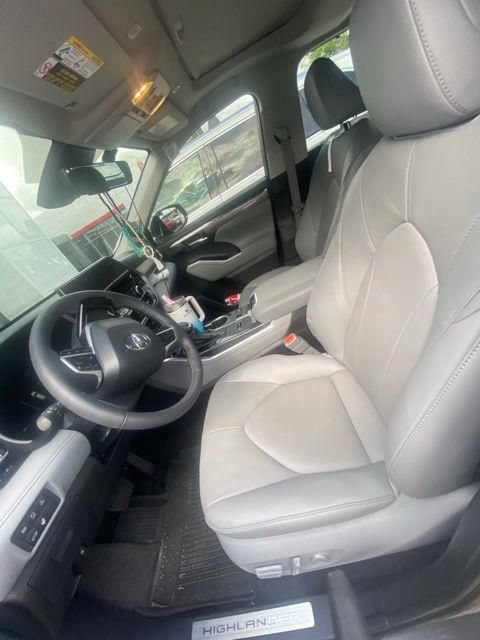 Used 2026 Toyota Highlander Limited AWD/4WD image 13