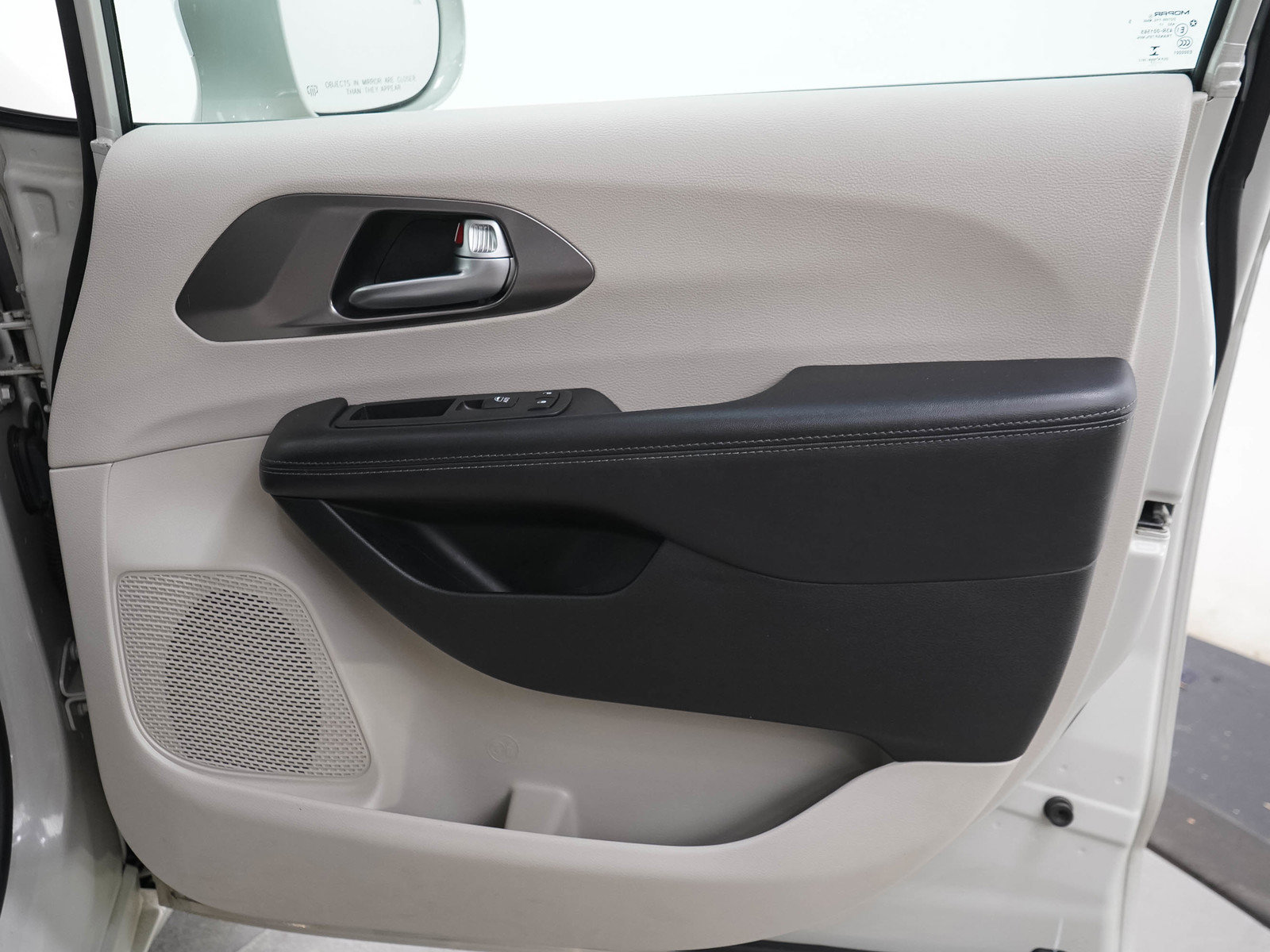 Used 2017 Chrysler Pacifica Limited w/ UConnect Theater Package FWD image 13