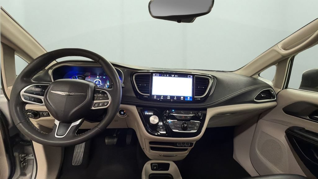 Used 2023 Chrysler Pacifica Touring-L FWD image 10