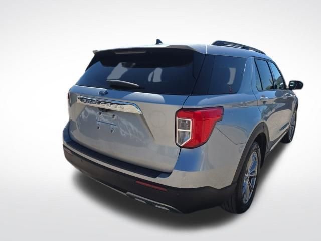 Used 2022 Ford Explorer XLT w/ Equipment Group 202A image 4