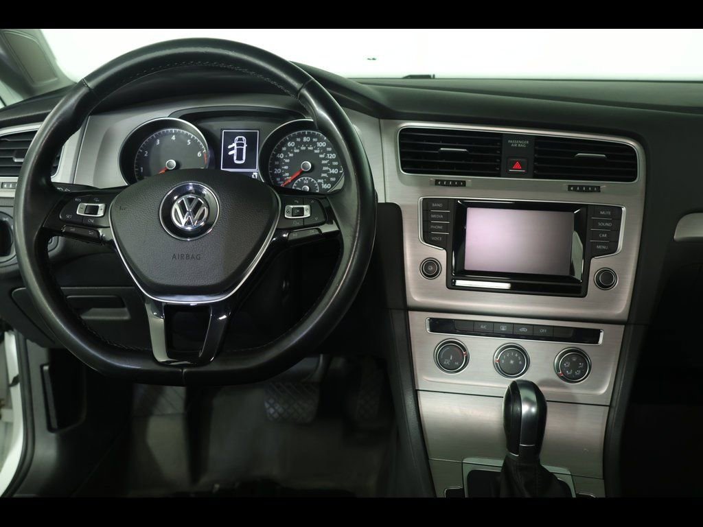 Used 2015 Volkswagen Golf S image 11