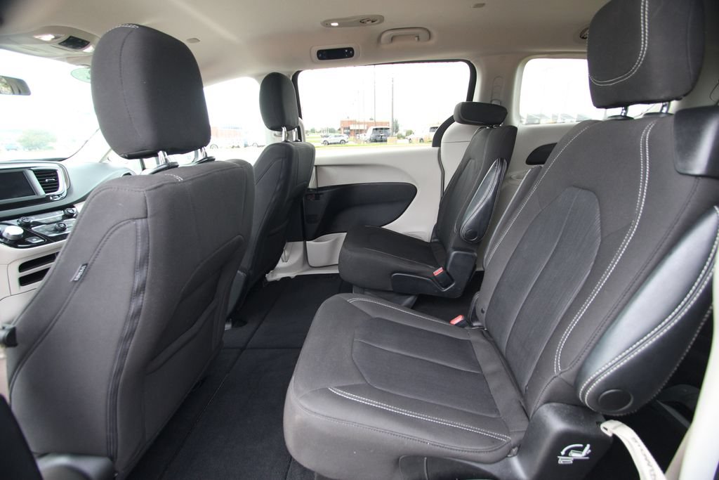 Used 2022 Chrysler Voyager LX FWD image 7