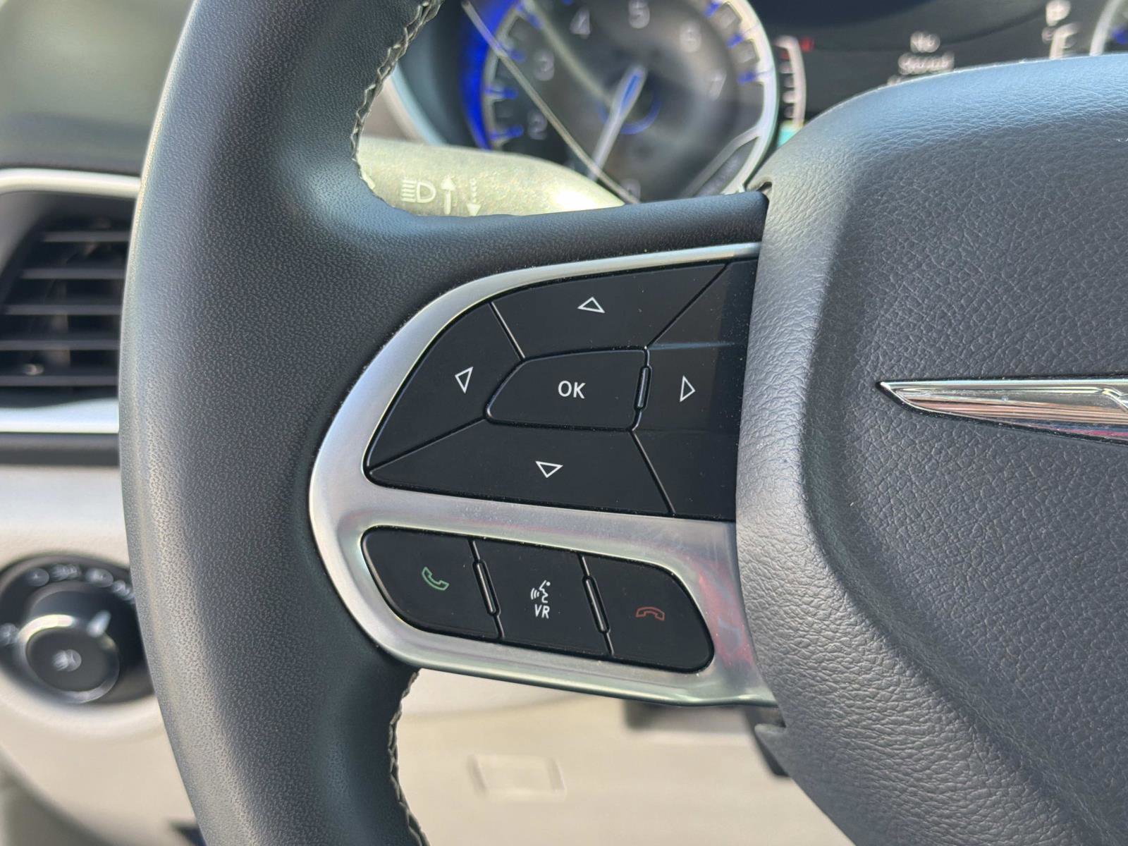 Used 2023 Chrysler Pacifica Touring-L image 9