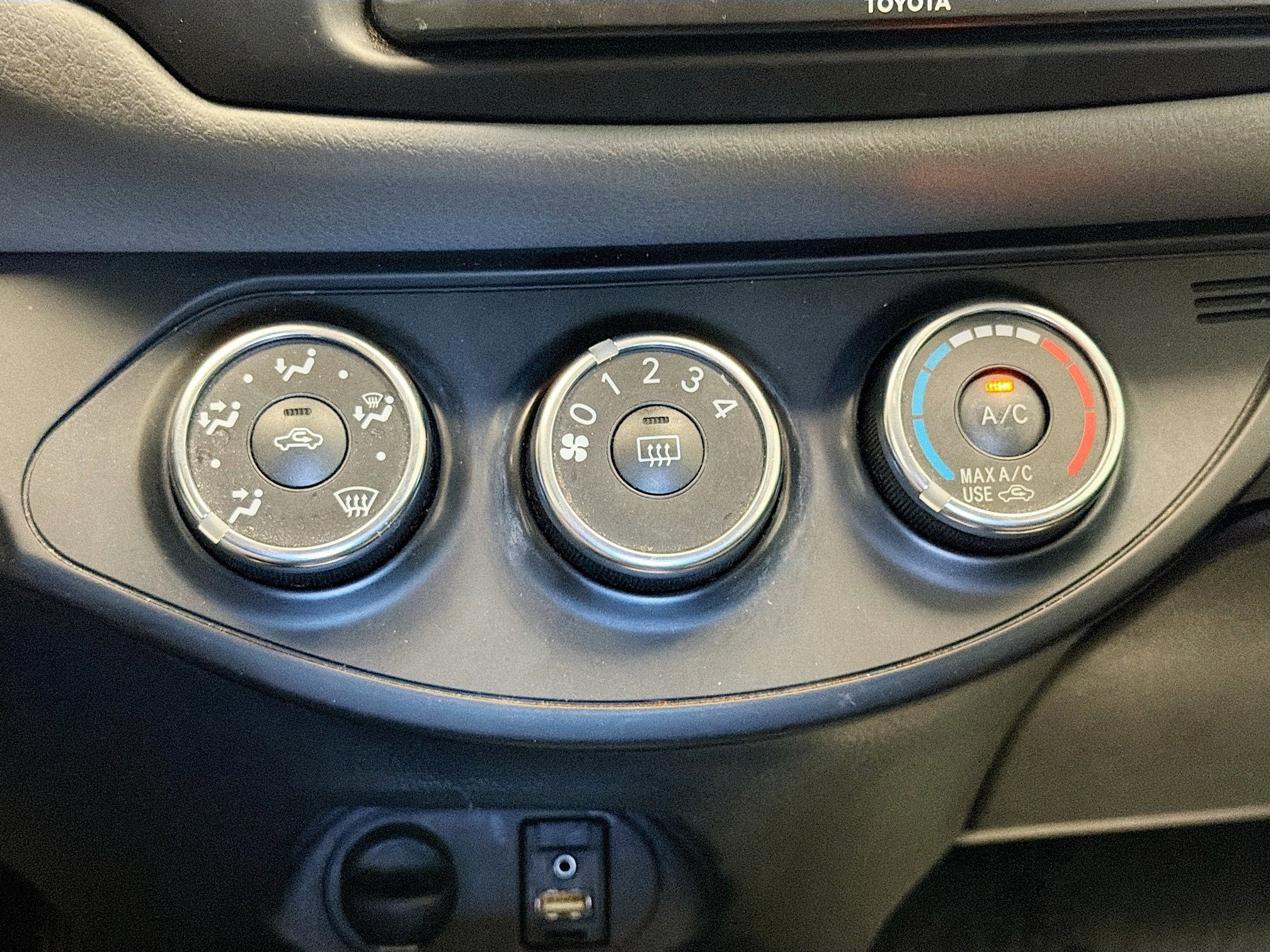 Used 2017 Toyota Yaris L image 10