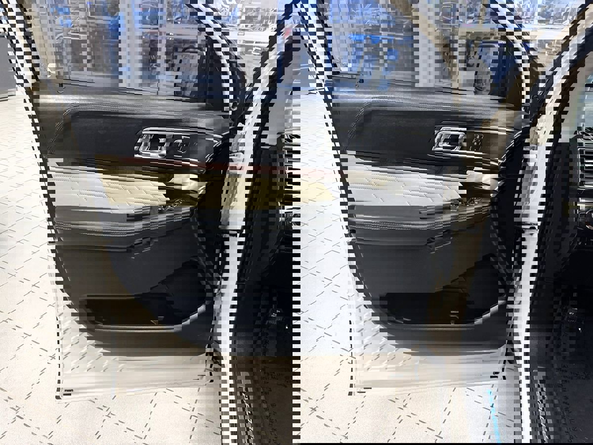 Used 2016 Ford Explorer Platinum image 9