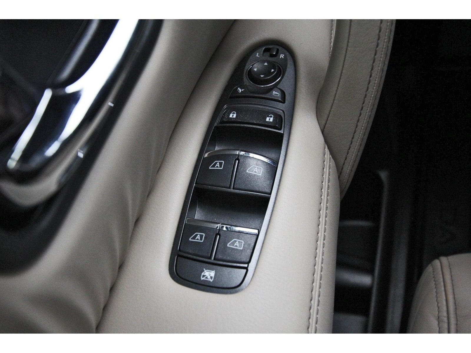 Used 2022 Nissan Armada Platinum w/ Captain's Chairs Package RWD image 25