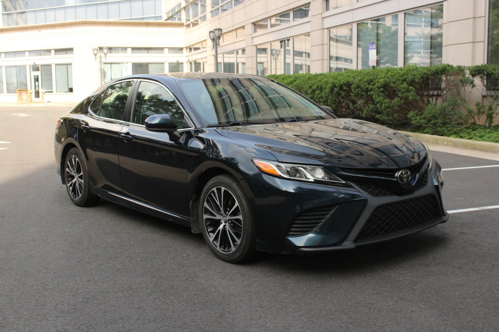 Used 2019 Toyota Camry SE FWD image 1