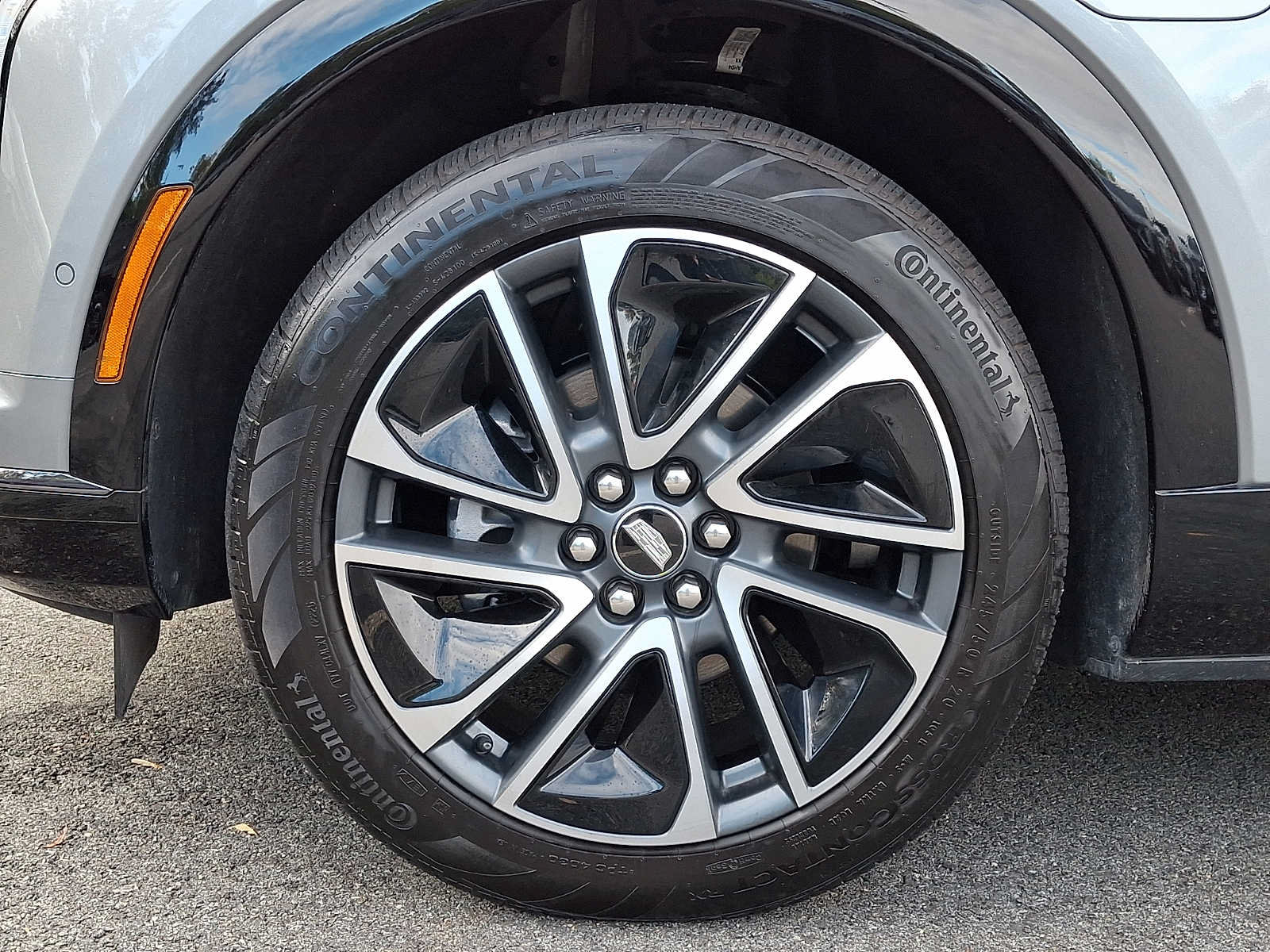 Certified 2025 Cadillac Optiq Sport 1 w/ LPO, Floor Liner Package AWD/4WD image 8