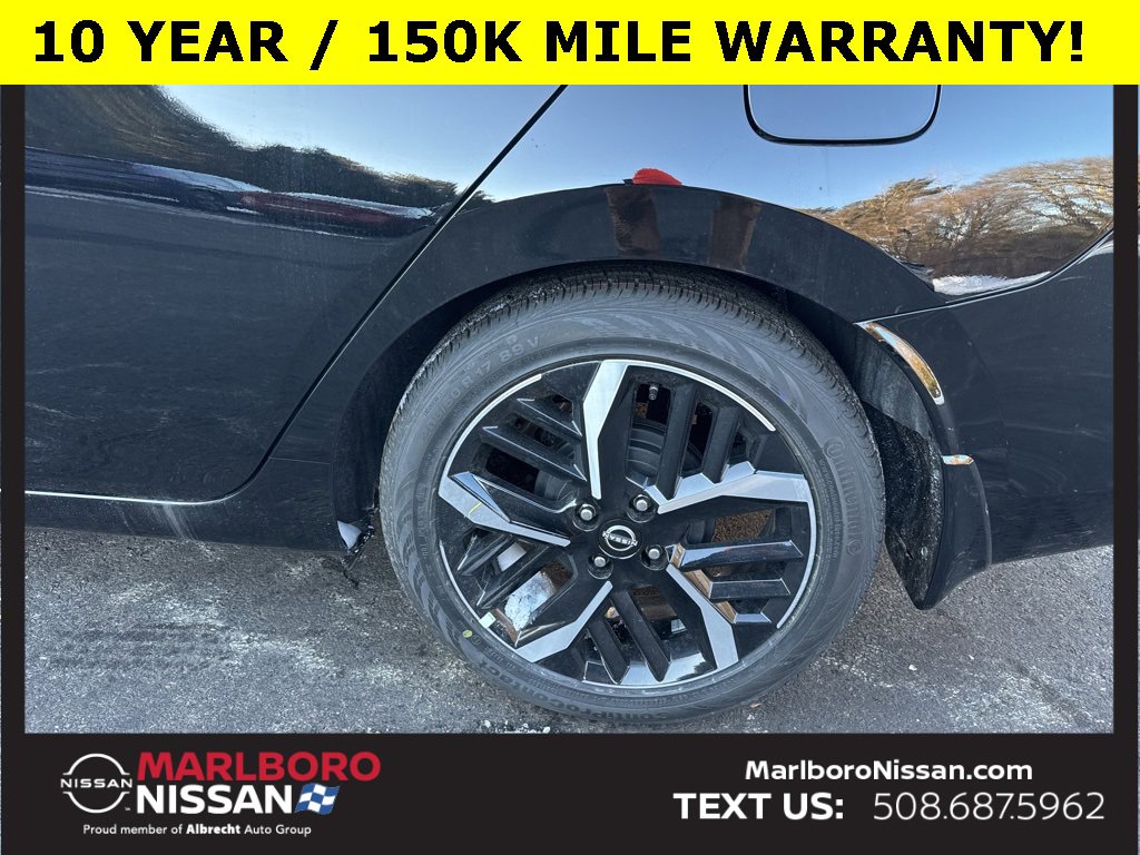 New 2025 Nissan Versa SR w/ Trunk Package image 12