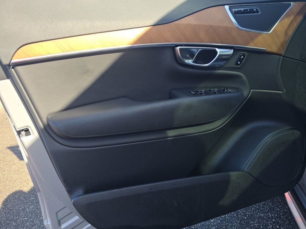 Used 2025 Volvo XC90 B6 Plus image 43