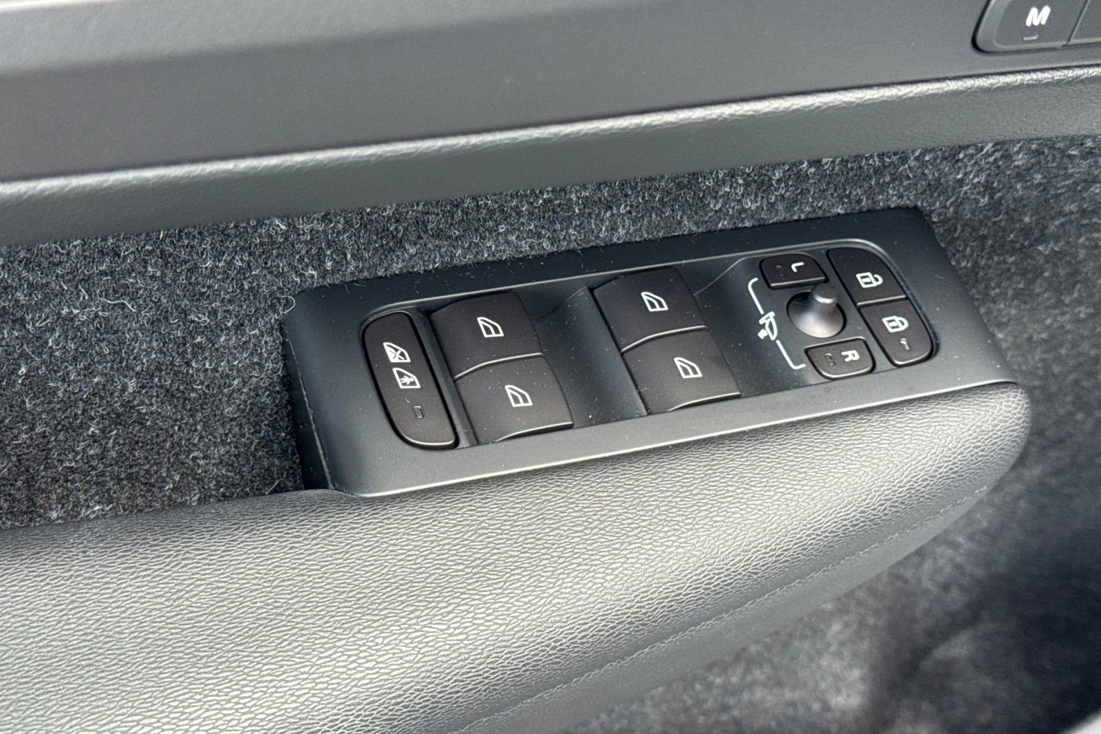 Used 2019 Volvo XC40 T5 R-Design image 15