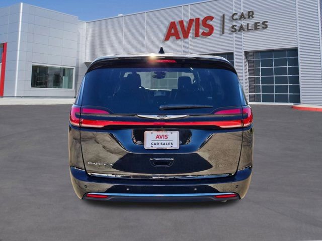 Used 2025 Chrysler Pacifica Select image 9